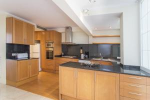 A kitchen or kitchenette at Seafront Ap Acuario