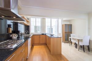 A kitchen or kitchenette at Seafront Ap Acuario