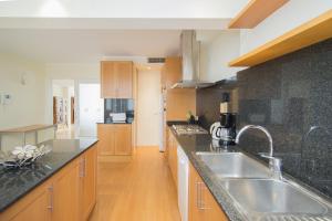 A kitchen or kitchenette at Seafront Ap Acuario
