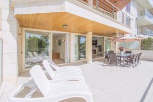A balcony or terrace at Seafront Ap Acuario