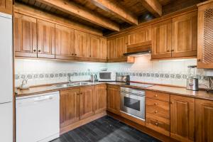 Kuchyň nebo kuchyňský kout v ubytování Casa Salient by Totiaran