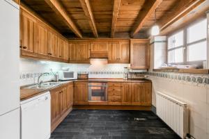 Kuchyň nebo kuchyňský kout v ubytování Casa Salient by Totiaran
