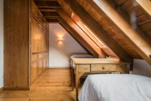 Postel nebo postele na pokoji v ubytování Casa Salient by Totiaran