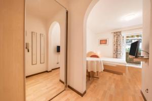 einen großen Spiegel in einem Zimmer mit Schlafzimmer in der Unterkunft Residence Kronstein - Fewo 4 in Tisens