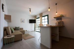 A kitchen or kitchenette at Book Jet - Bungalow Style & Comfort