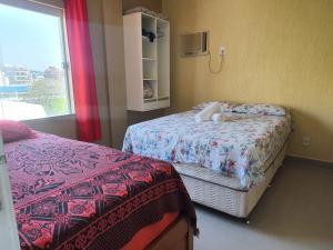 Ένα ή περισσότερα κρεβάτια σε δωμάτιο στο Vista mar, duplex a 20 mts praia do forte, banheira e wifi