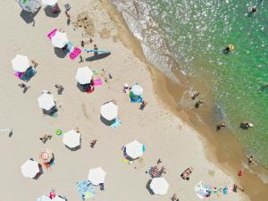 einen Blick über den Strand mit Menschen und Sonnenschirmen in der Unterkunft Premier Fort Club Hotel - Full Board in Sonnenstrand