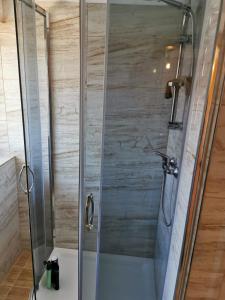 eine Dusche mit einer Glastür in einem Badezimmer in der Unterkunft Zimmervervietung Bei Lachajczyk in Bad Salzdetfurth
