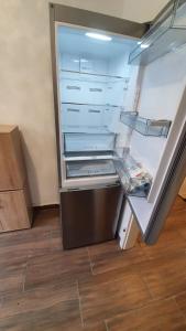 einem leeren Kühlschrank mit offener Tür in einem Zimmer in der Unterkunft Zimmervervietung Bei Lachajczyk in Bad Salzdetfurth