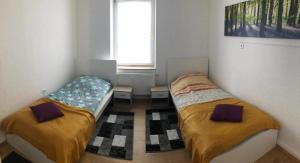 zwei Betten in einem kleinen Zimmer mit Fenster in der Unterkunft Zimmervervietung Bei Lachajczyk in Bad Salzdetfurth + 21 Fotos