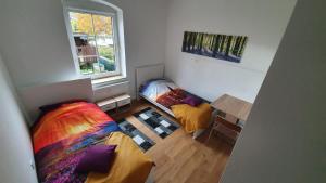 ein kleines Zimmer mit zwei Betten und einem Fenster in der Unterkunft Zimmervervietung Bei Lachajczyk in Bad Salzdetfurth
