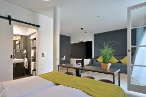 ein Schlafzimmer mit einem Bett, einem Schreibtisch und einem Fernseher in der Unterkunft Hotel- & Ferienanlage Kapitäns-Häuser Breege in Breege