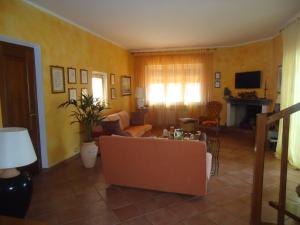 salon z kanapą i stołem w obiekcie Casa Rosaria w mieście Vezzano Ligure