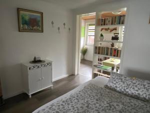 1 dormitorio con cama y estante para libros en Apartment Andy & Gabi, en Neuhausen auf den Fildern