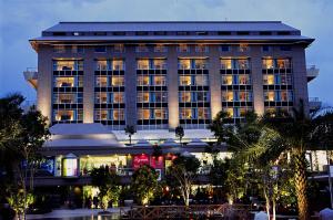 um edifício com muitas luzes acesas em Svelte Hotel and Personal Suites em Nova Deli