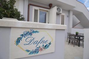 a sign on the side of a house at Puglia casa vacanza in Ginosa Marina