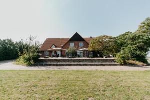 ein Haus mit Treppen und einem Rasenplatz in der Unterkunft Landhaus Streeck in Rüggow