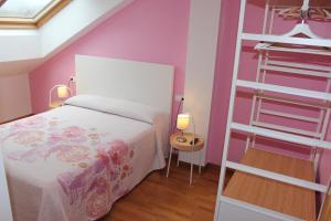 um quarto com uma cama e uma escada em adrimarcangas em Cangas de Onís