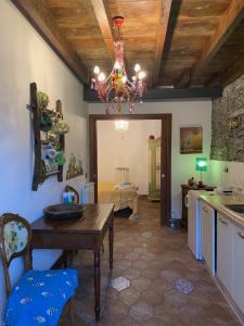 a kitchen with a dining table and a chandelier at Affittacamere Le Terrazze in Corniglia
