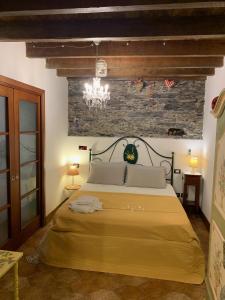 
a room with a bed, a lamp, and a painting on the wall at Affittacamere Le Terrazze in Corniglia
