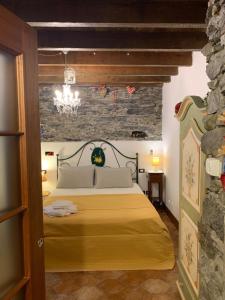 a bedroom with a bed and a stone wall at Affittacamere Le Terrazze in Corniglia