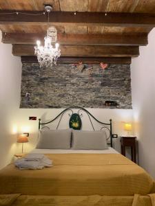 a bedroom with a large bed with a chandelier at Affittacamere Le Terrazze in Corniglia