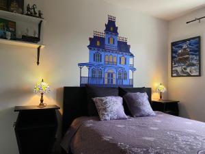a bedroom with a blue building on the wall at Appartement FrontierHome à deux pas de Disneyland in Bailly-Romainvilliers