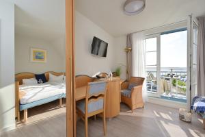 Ein Bett oder Betten in einem Zimmer der Unterkunft Hotel- & Ferienanlage Kapitäns-Häuser Breege