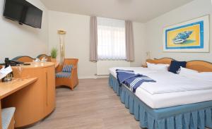 Ein Bett oder Betten in einem Zimmer der Unterkunft Hotel- & Ferienanlage Kapitäns-Häuser Breege