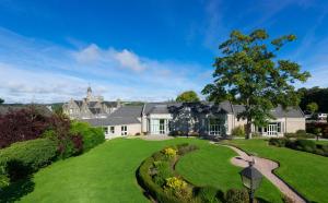 uma vista para o exterior de uma grande casa com um jardim em Ardoe House Hotel & Spa em Aberdeen