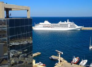 statek wycieczkowy w wodzie obok budynku w obiekcie Hotel Bellavista Club-Caroli Hotels w mieście Gallipoli