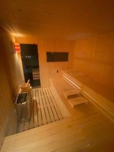 una vista interior de una sauna con dos bancos en WELLNESS APARTMÁN KAROLÍNA en Milovice