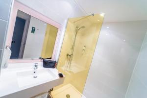 Koupelna v ubytování ibis Styles Honfleur Centre Historique