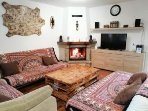 sala de estar con 2 sofás y chimenea en Holiday Home Cardona, en Lloret de Mar