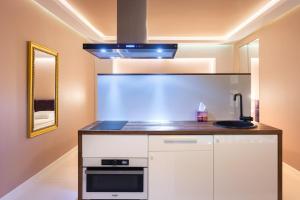 O bucătărie sau chicinetă la Lilly De Luxe Apartment with jacuzzi