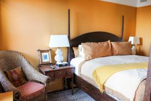 Een bed of bedden in een kamer bij The Ivy Hotel