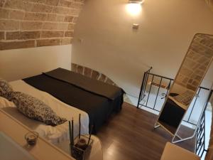 una camera con letto e scala di B&B Sant'Anna a Bari