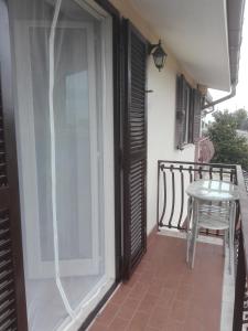 Balkón nebo terasa v ubytování A La vue chambre BAGNO CONDIVISO SHARED BOTH2piano no lift no navetta a pagamento aria condizionata ed extra bed 3 MINUTI A PIEDI DA BUS PER FIERA DI ROMA