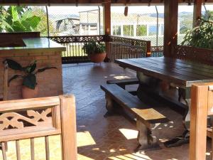 - une table et un banc en bois sur la terrasse dans l'établissement Finca Sanfelipe, à Calima