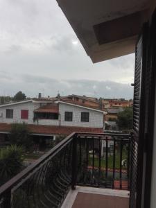 Balkón nebo terasa v ubytování A La vue chambre BAGNO CONDIVISO SHARED BOTH2piano no lift no navetta a pagamento aria condizionata ed extra bed 3 MINUTI A PIEDI DA BUS PER FIERA DI ROMA