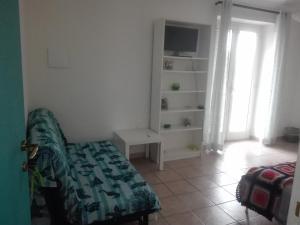 Postel nebo postele na pokoji v ubytování A La vue chambre BAGNO CONDIVISO SHARED BOTH2piano no lift no navetta a pagamento aria condizionata ed extra bed 3 MINUTI A PIEDI DA BUS PER FIERA DI ROMA