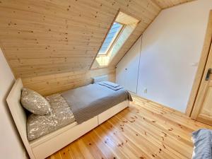 Posteľ alebo postele v izbe v ubytovaní Całoroczne domy z bala - CASA DEL CZYŻYK