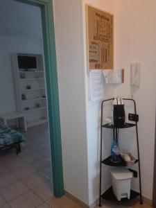 Postel nebo postele na pokoji v ubytování A La vue chambre BAGNO CONDIVISO SHARED BOTH2piano no lift no navetta a pagamento aria condizionata ed extra bed 3 MINUTI A PIEDI DA BUS PER FIERA DI ROMA