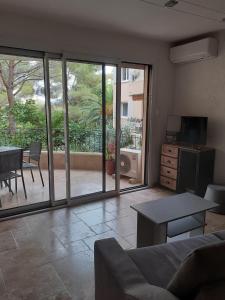 a living room with a couch and a table at RESIDENCE PORTO DI MAR CAVALAIRE in Cavalaire-sur-Mer