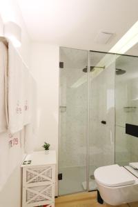 y baño con ducha, aseo y lavamanos. en HM - Historical Studio Taipas 2D, en Oporto