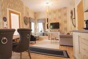 TV a/nebo společenská místnost v ubytování The Lodge House Callander + 2 fotografie