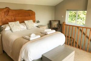 A bed or beds in a room at Nelsons Retreat