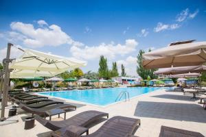 Bazén v ubytování Cross Resort Hotel nebo v jeho okolí