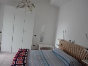 Postel nebo postele na pokoji v ubytování A La vue chambre BAGNO CONDIVISO SHARED BOTH2piano no lift no navetta a pagamento aria condizionata ed extra bed 3 MINUTI A PIEDI DA BUS PER FIERA DI ROMA