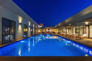Bazén v ubytování IntercityHotel Nizwa nebo v jeho okolí